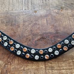 Frontriem Faylon combineert Light Rosé, donkerblauw en zilver in 6 en 8 mm stenen. Een chique frontriem met een elegante uitstraling!