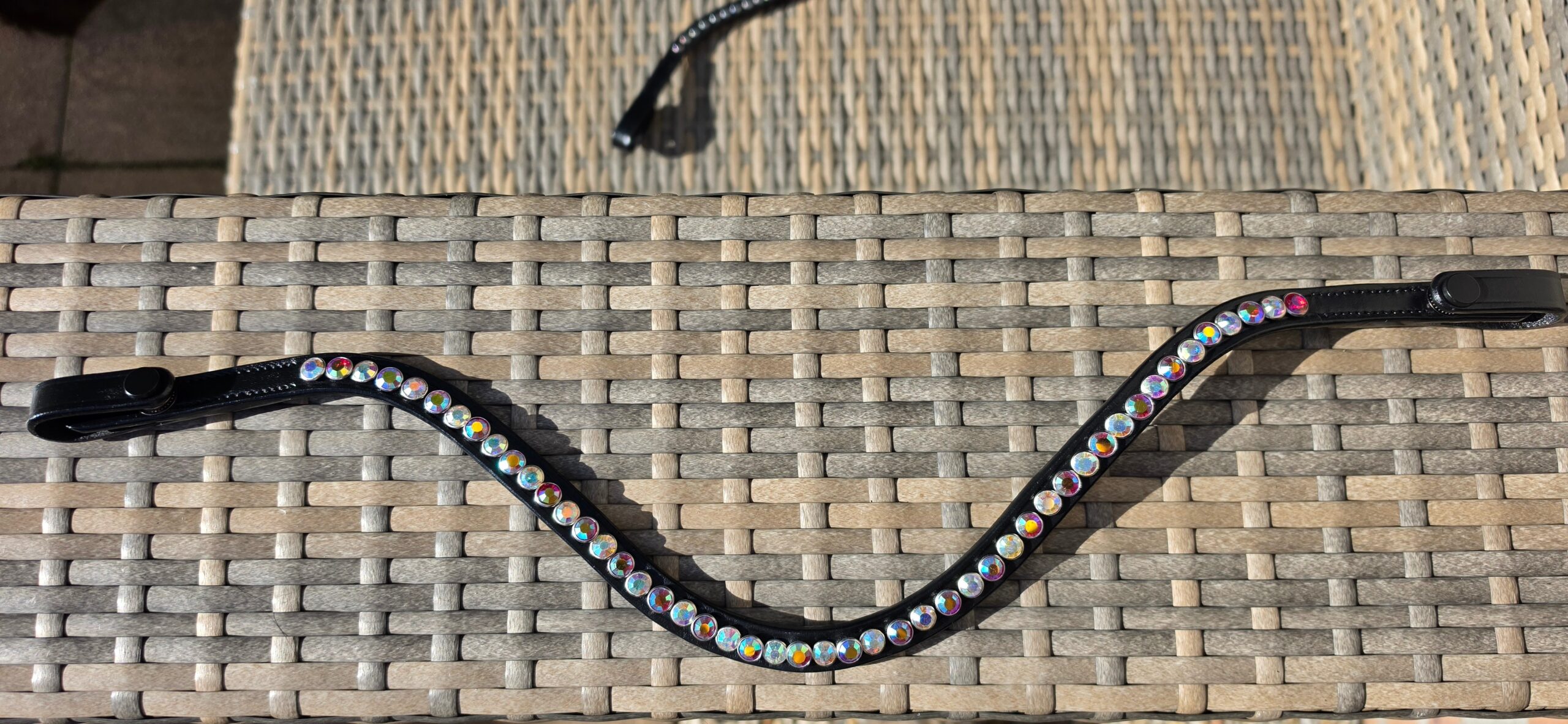 frontriem Drama Queen – Born to be extra! Steel de show met frontriem Drama Queen van Dutch Bling! Een luxe leren frontriem met één rij 8 mm kristallen in Crystal AB en Crystal Red AB.