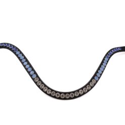 Frontriem Blue monday is een elegante frontriem met een schitterende combinatie van diepblauwe, zachtblauwe en heldere kristallen. De sierlijke, golvende vorm en het prachtige kleurverloop maken Blue Monday tot een stijlvolle blikvanger.