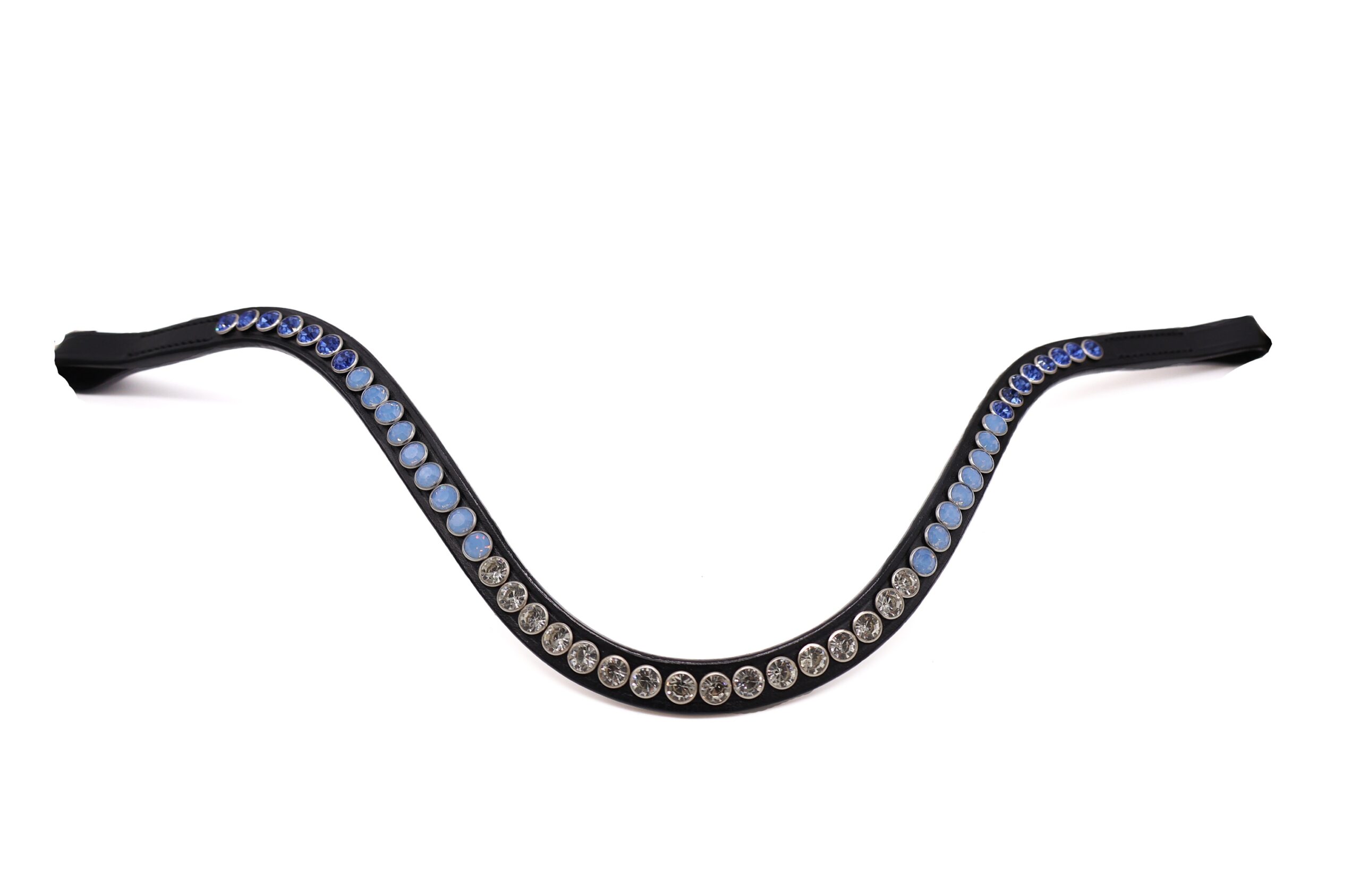 Frontriem Blue monday is een elegante frontriem met een schitterende combinatie van diepblauwe, zachtblauwe en heldere kristallen. De sierlijke, golvende vorm en het prachtige kleurverloop maken Blue Monday tot een stijlvolle blikvanger.