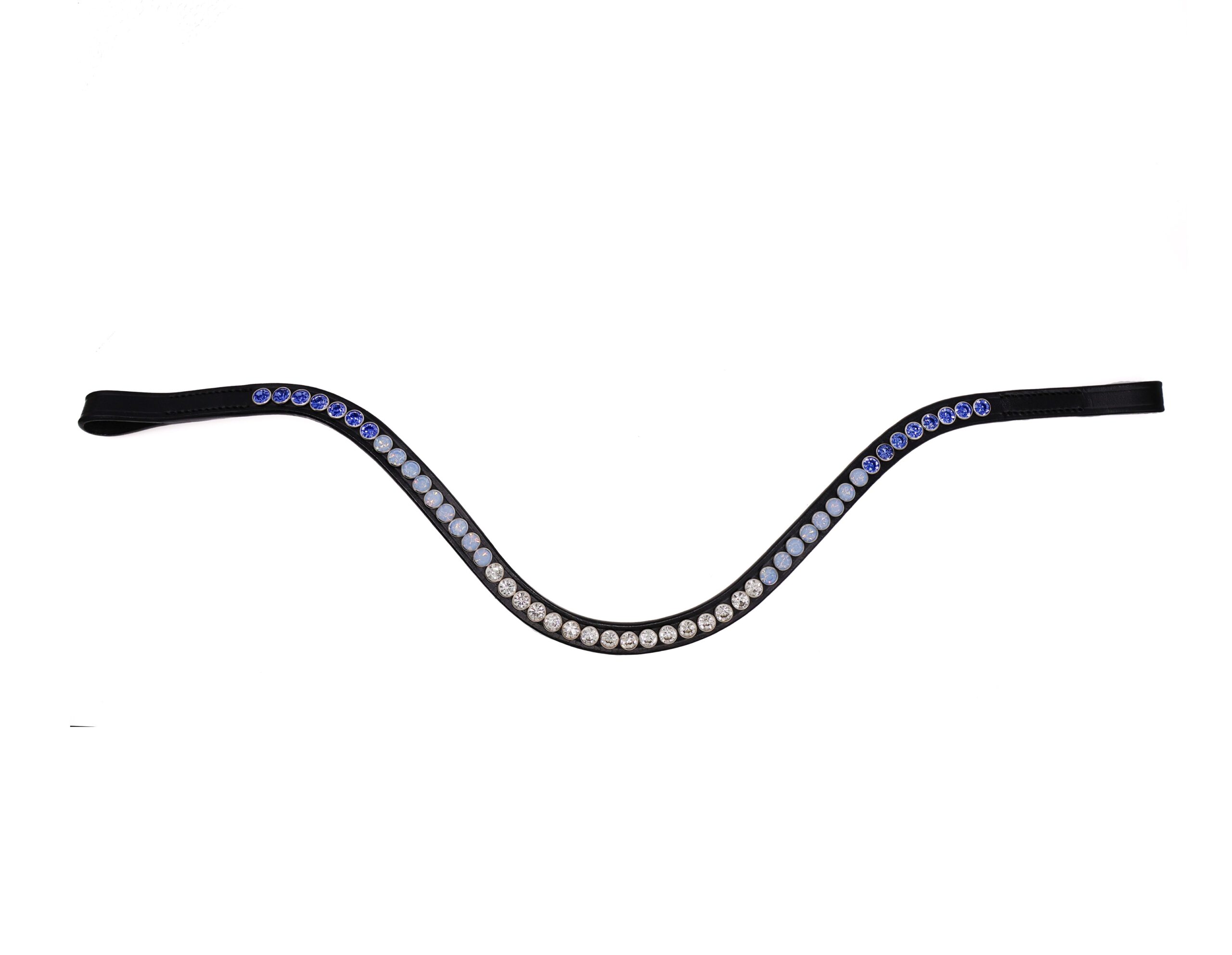 Frontriem Blue monday is een elegante frontriem met een schitterende combinatie van diepblauwe, zachtblauwe en heldere kristallen. De sierlijke, golvende vorm en het prachtige kleurverloop maken Blue Monday tot een stijlvolle blikvanger.