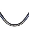 Frontriem Blue monday is een elegante frontriem met een schitterende combinatie van diepblauwe, zachtblauwe en heldere kristallen. De sierlijke, golvende vorm en het prachtige kleurverloop maken Blue Monday tot een stijlvolle blikvanger.