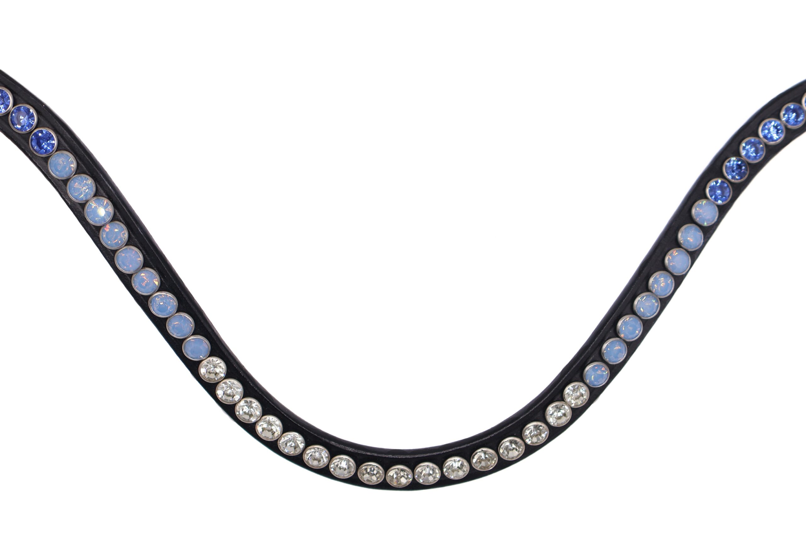 Frontriem Blue monday is een elegante frontriem met een schitterende combinatie van diepblauwe, zachtblauwe en heldere kristallen. De sierlijke, golvende vorm en het prachtige kleurverloop maken Blue Monday tot een stijlvolle blikvanger.