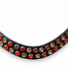 Frontriem Girl on Fire – Born to sparkle! Laat je paard schitteren met de Girl on Fire frontriem van Dutch Bling! Vurige rood-oranje en champagnekleurige kristallen op elegant zwart leer.