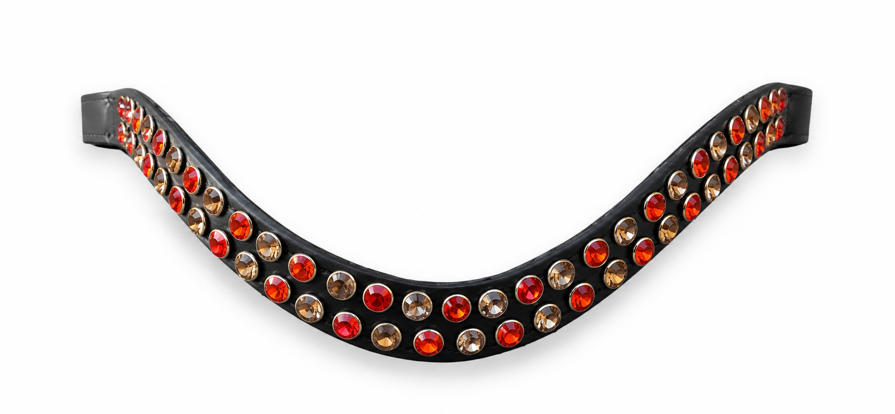 Frontriem Girl on Fire – Born to sparkle! Laat je paard schitteren met de Girl on Fire frontriem van Dutch Bling! Vurige rood-oranje en champagnekleurige kristallen op elegant zwart leer.